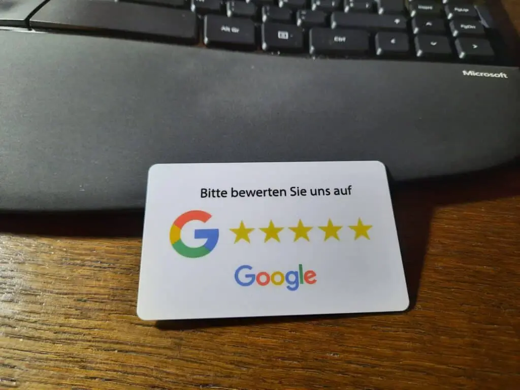 Google-Bewertungskarte mit Text "Bitte bewerten Sie uns auf Google" sowie Google-Bildmarke und fünf goldenen Sternen